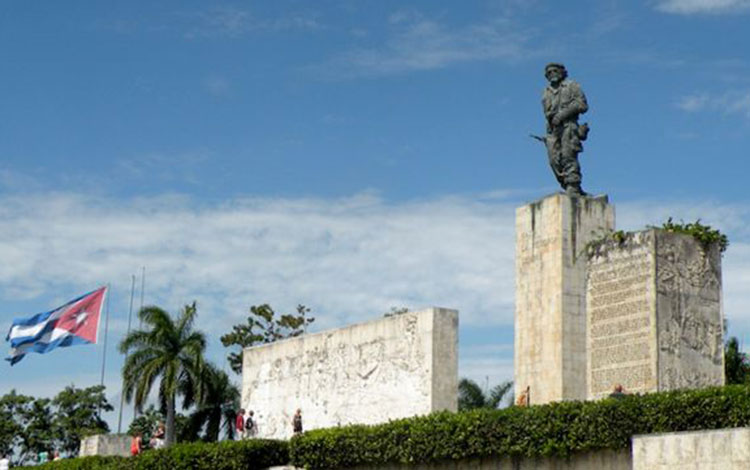 Brigada Venceremos visita en Cuba el memorial Ernesto Che Guevara