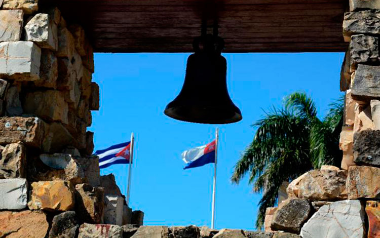 Campana del ingenio Demajagua, donde iniciaron las guerras por la independencia de Cuba. Campana del ingenio Demajagua, donde iniciaron las guerras por la independencia de Cuba.