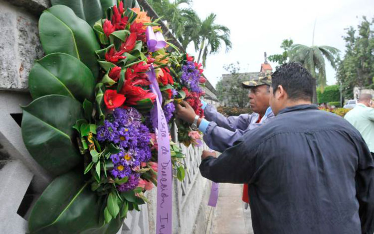 Ofrendas florales a Asela de los Santos Tamayo, en la Necrópolis de Colón. Ofrendas florales a Asela de los Santos Tamayo, en la Necrópolis de Colón.