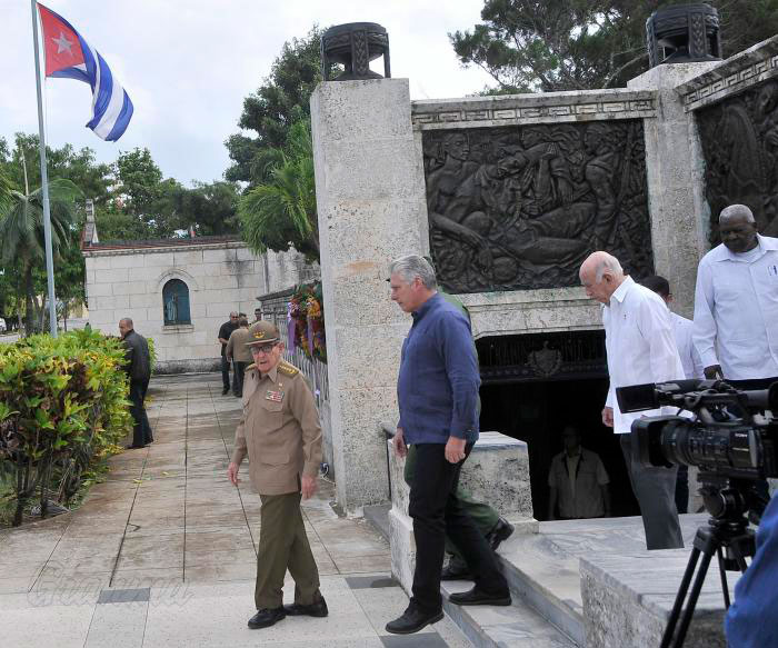 Raúl Castro Ruz, Miguel Díaz-Canel, José Ramón Machado Ventura y Esteban Lazo durante las honras fúnebres a Asela de los Santos Tamayo. Raúl Castro Ruz, Miguel Díaz-Canel, José Ramón Machado Ventura y Esteban Lazo durante las honras fúnebres a Asela de los Santos Tamayo.