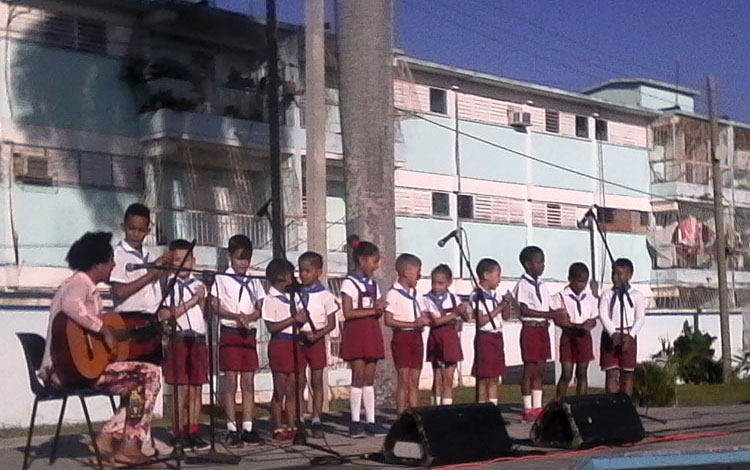 Coro pioneril en el matutino especial por el aniversario 88 del natalicio de Camilo Cienfuegos. Coro pioneril en el matutino especial por el aniversario 88 del natalicio de Camilo Cienfuegos.