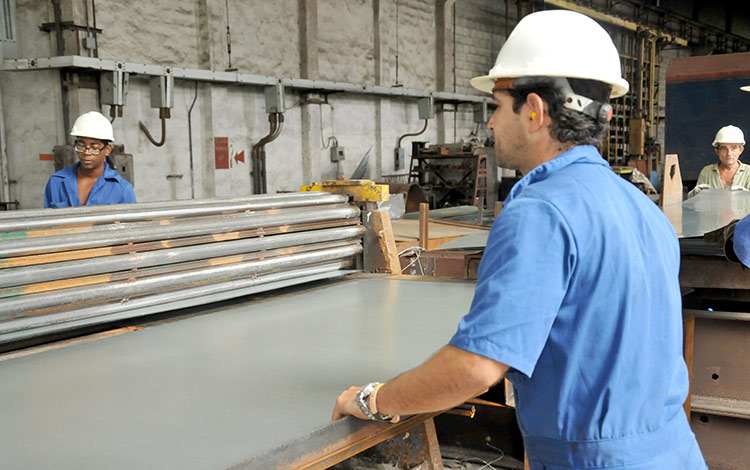 Producción de planchas de zinc en Planta Mecánica, Villa Clara. Producción de planchas de zinc en Planta Mecánica, Villa Clara.