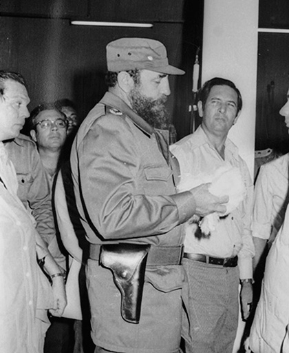 Fidel Castro Ruz en la inauguración de la textilera Desembarco del Granma, en Santa Clara. Fidel Castro Ruz en la inauguración de la textilera Desembarco del Granma, en Santa Clara.