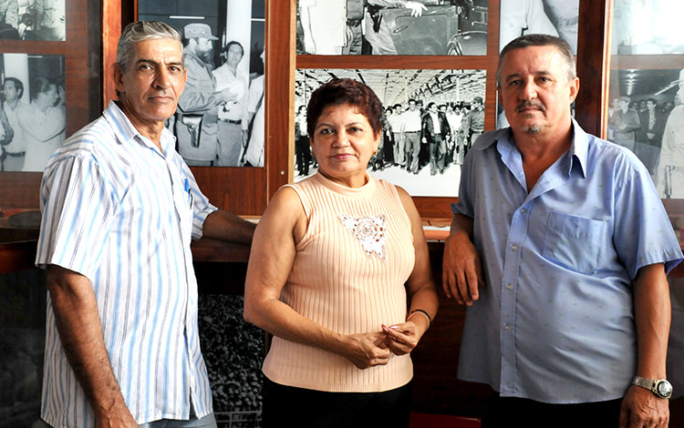Fundadores de la textilera Desembarco del Granma, en Santa Clara. Fundadores de la textilera Desembarco del Granma, en Santa Clara.