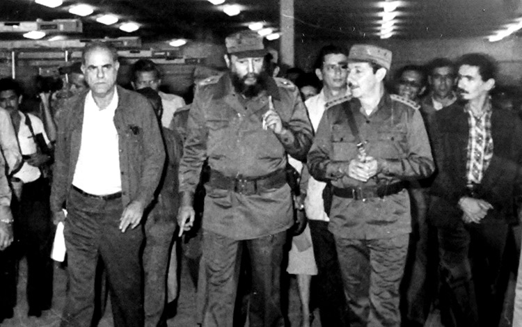 Fidel Castro, Raúl Castro y Ramiro Valdés en la textilera Desembarco del Granma, en Santa Clara. Fidel Castro, Raúl Castro y Ramiro Valdés en la textilera Desembarco del Granma, en Santa Clara.