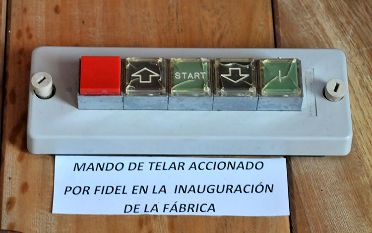 Mando de la textilera Desembarco del Granma accionado por Fidel. Mando accionado por Fidel Castro para echar a andar fábrica de tejeduría de la textilera Desembarco del Granma.