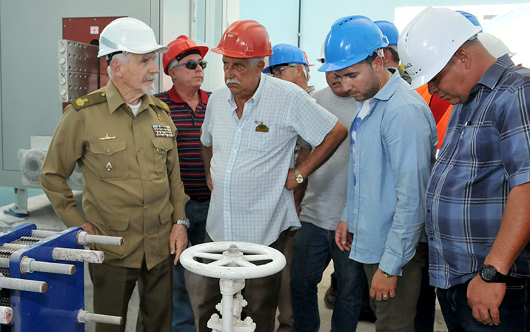 Comandante de la Revolución Ramiro Valdés Menéndez visitó la Planta Cloro Sosa, de Sagua la Grande. Comandante de la Revolución Ramiro Valdés Menéndez dialoga con directivos de Planta Cloro Sosa, de Sagua la Grande.