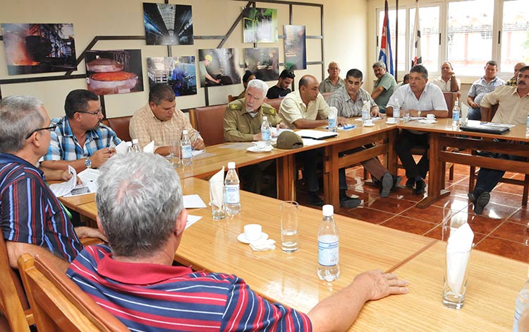 Valdés Menéndez reconoció las potencialidades de Planta Mecánica para convertirse en centro de desarrollo de la industria cubana. (Foto: Ramón Barreras Valdés) Ramiro Valdés dialoga con directivos de Planta Mecánica, de Santa Clara.