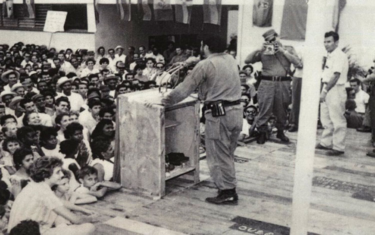 El Che en la inauguración de la fábrica de bujías, Sagua la Grande, 1964. El Che en la inauguración de la fábrica de bujías, Sagua la Grande, 1964.
