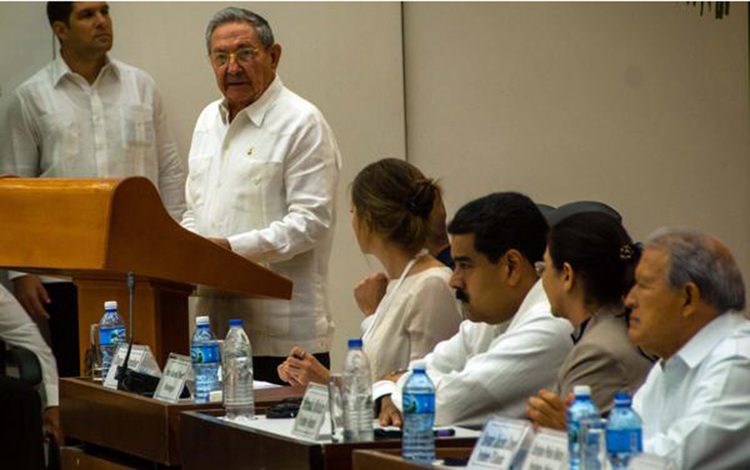 Raúl Castro Ruz en la firma de acuerdos entre las FARC-EP y el gobierno de Colombia. Raúl Castro Ruz en la firma de acuerdos entre las FARC-EP y el gobierno de Colombia.