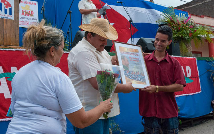 Rafael Santiesteban Pozo, presidente de la ANAP, entrega reconocimiento al municipio de Remedios, Vanguardia Nacional. Rafael Santiesteban Pozo, presidente de la ANAP, entrega reconocimiento al municipio de Remedios, Vanguardia Nacional.