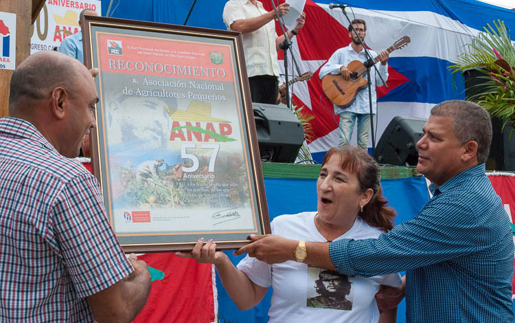 Partido y Gobierno de Villa Clara reconocen a la ANAP en la provincia. Partido y Gobierno de Villa Clara reconocen a la ANAP en la provincia.