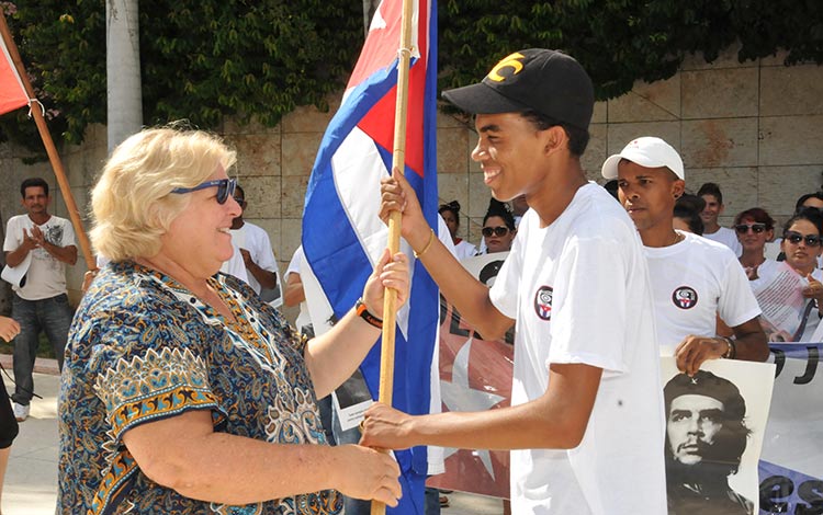 Aleida Guevara Marche abanderó a los jóvenes cederistas villaclareños. (Foto: Ramón Barreras Valdés) Aleida Guevara March, hija del Che Guevara, abandera contingente juvenil 9.o Congreso de los CDR, en Villa Clara.