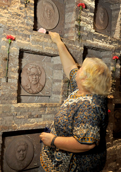 Aleida Guevara rinde tributo a Tania la Guerrillera, en Mausoleo del Memorial Ernesto Che Guevara, Aleida Guevara rinde tributo a Tania la Guerrillera, en Mausoleo del Memorial Ernesto Che Guevara,