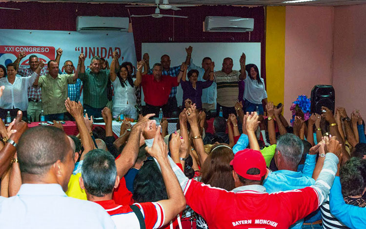 Delegados a la asamblea municipal de la CTC en Ranchuelo. Delegados a la asamblea municipal de la CTC en Ranchuelo cantan La Internacional.