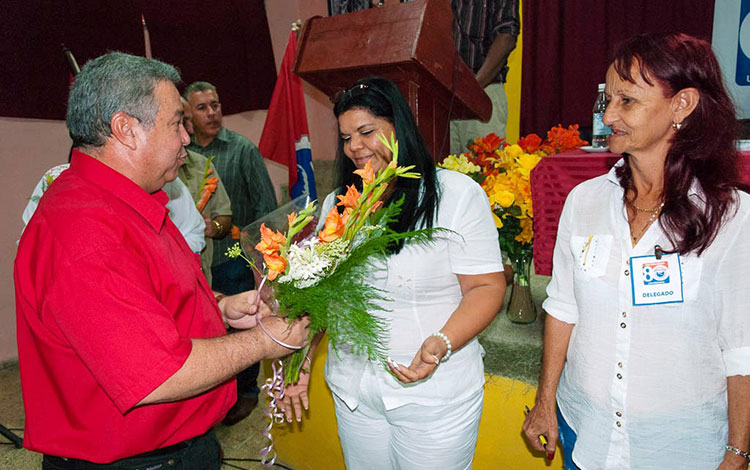 Ulises Guilarte saluda a Marivis González, secretaria de la CTC en Ranchuelo. Ulises Guilarte saluda a Marivis González, secretaria de la CTC en Ranchuelo.