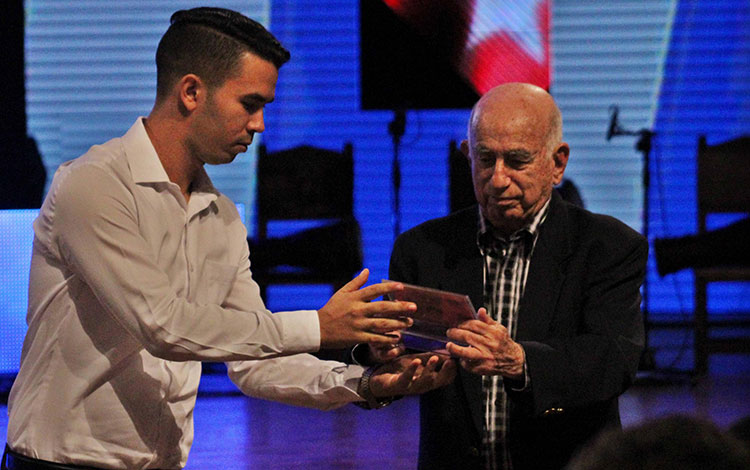 José Ramón Machado Ventura recibe la condición de Miembro de honor de la FEU. José Ramón Machado Ventura recibe la condición de Miembro de honor de la FEU.
