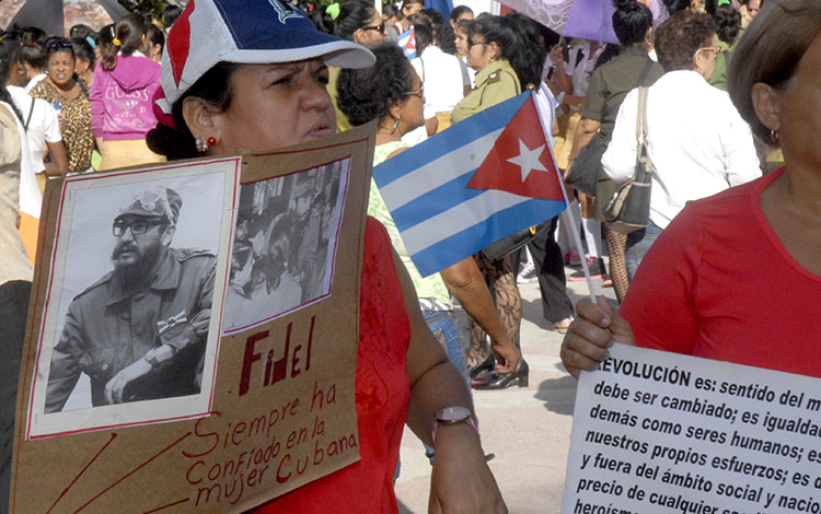 Mujeres destacadas de Villa Clara, Santi Spíritus y Cienfuegos asistieron al acto por el 50 Aniversario de la presencia del Comandante en la V Plenaria de la FMC. (Foto: Ramón Barreras).