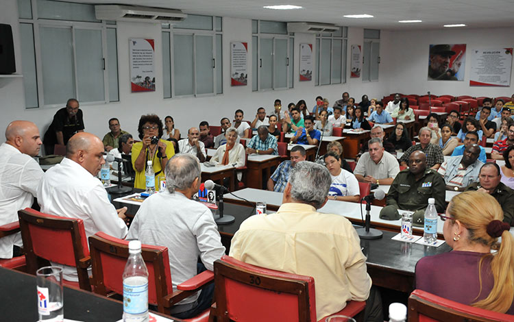 Encuentro de Oscar López Rivera con grupos de solidaridad con Cuba. Oscar López Rivera sostiene encuentro con grupos de solidaridad con Cuba en Santa Clara.