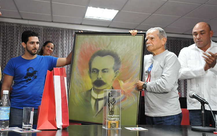 Reconocimiento de estudiantes de Villa Clara a Oscar López Rivera. Estudiantes de Villa Clara entregan reconocimiento a Oscar López Rivera.
