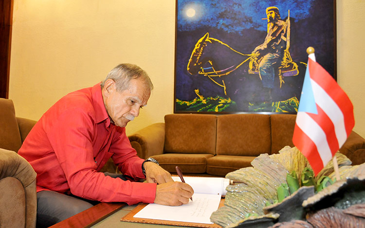 Oscar López Rivera firma libro de visitas en el Memorial Ernesto Che Guevara. Oscar López Rivera firma libro de visitas en el Memorial Ernesto Che Guevara.