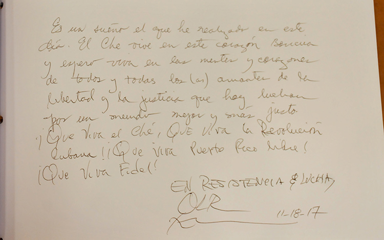 Oscar López Rivera firma libro de visitantes en Complejo Escultórico Memorial Ernesto Che Guevara. Oscar López Rivera firma libro de visitantes en Complejo Escultórico Memorial Ernesto Che Guevara.