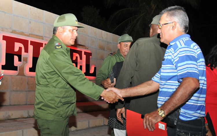 Entrega de compromisos de trabajo en Villa Clara en homenaje al 8 de octubre. Entrega de compromisos de trabajo en Villa Clara en homenaje al 8 de octubre.