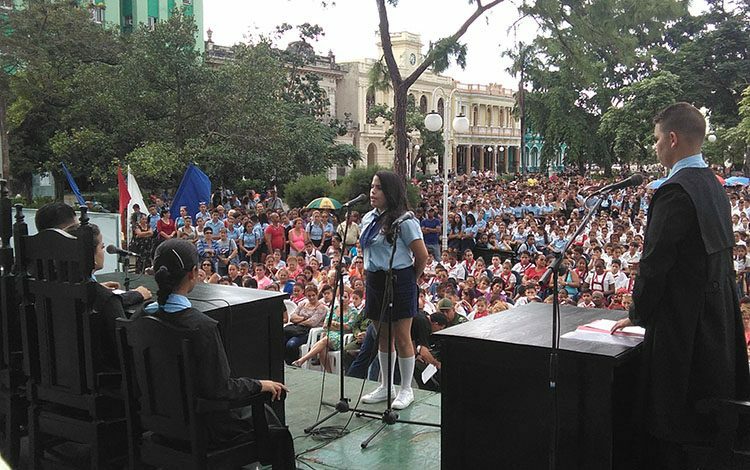 Estudiante denuncia ante tribunal antiimperialista de la juventud de Villa Clara.