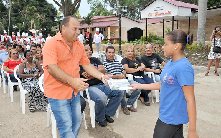 Reconocimiento a empresas que participaron en reconstrucción del Complejo Recreativo Somos Jóvenes. Reconocimiento a empresas que participaron en reconstrucción del Complejo Recreativo Somos Jóvenes.