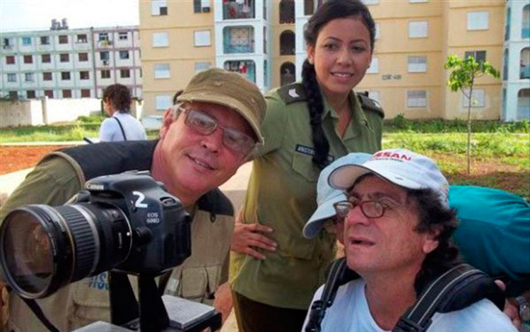 Roly Peña dirigiendo la serie policíaca UNO. Roly Peña dirigiendo la serie policíaca UNO.