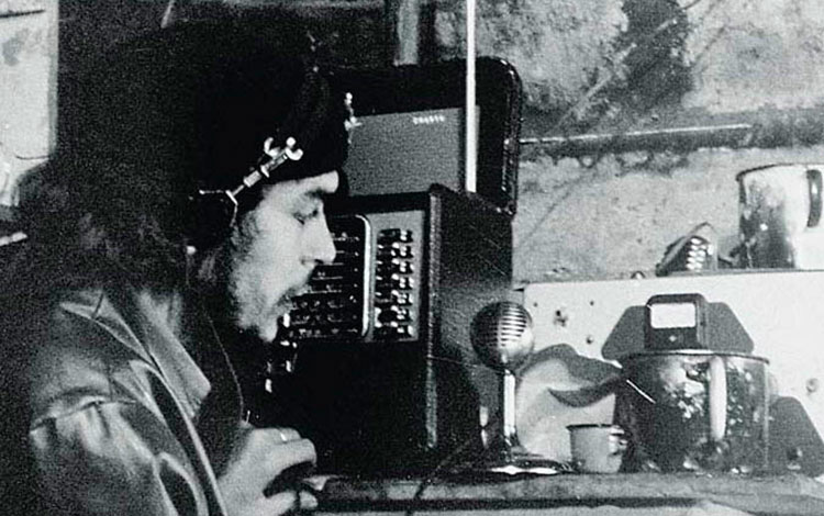 El Che durante una transmisión de Radio Rebelde. El Che durante una transmisión de Radio Rebelde.