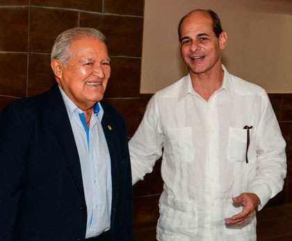 Presidente de la República de El Salvador, Salvador Sánchez Cerén, junto al viceministro de Relaciones Exteriores de Cuba Rogelio Sierra. Presidente de la República de El Salvador, Salvador Sánchez Cerén, junto al viceministro de Relaciones Exteriores de Cuba Rogelio Sierra.