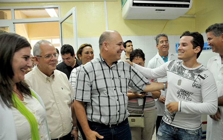 El doctor Roberto Morales Ojeda, ministro de Salud, recorrió las áreas de la sala de hemodiálisis, que próximamente prestará servicios en Caibarién.