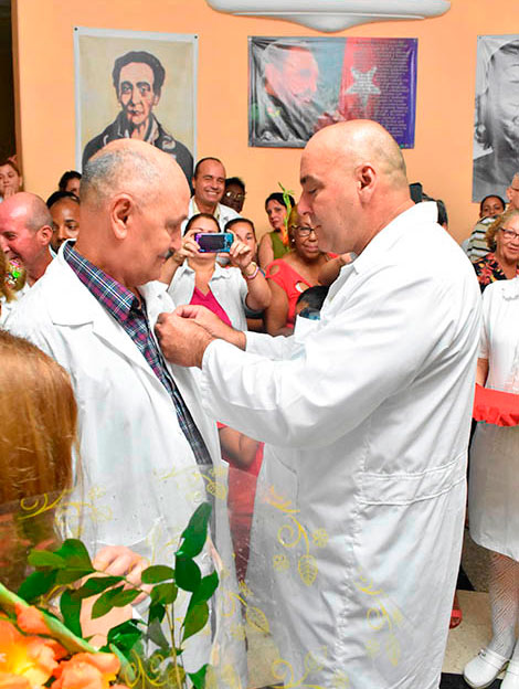 Reconocimiento a miembros del colectivo del hospital ginecobstétrico Mariana Grajales, de Villa Clara. Reconocimiento a miembros del colectivo del hospital ginecobstétrico Mariana Grajales, de Villa Clara.