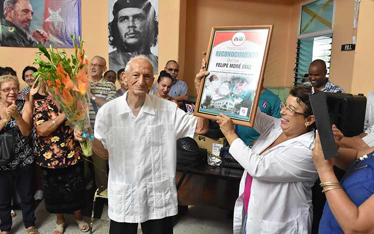 Reconocimiento al doctor Felipe Moré, del hospital ginecobstétrico Mariana Grajales, de Villa Clara. Reconocimiento al doctor Felipe Moré, del hospital ginecobstétrico Mariana Grajales, de Villa Clara.