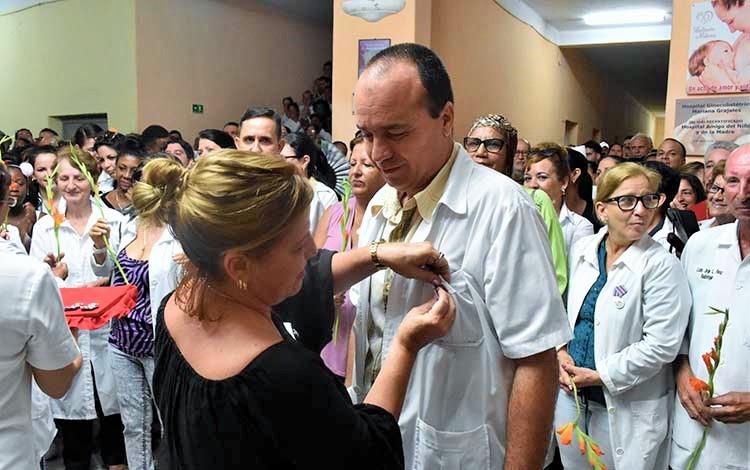 Reconocimiento a trabajadores del hospital ginecobstétrico Mariana Grajales, de Villa Clara. Reconocimiento a trabajadores del hospital ginecobstétrico Mariana Grajales, de Villa Clara.