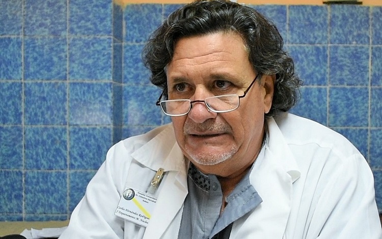 «Si el GC está libre de metástasis ello indica que el resto de los ganglios linfáticos de la región también serán negativos, además de ayudar a los médicos a determinar el estadio del cáncer y a calcular el riesgo de que las células del tumor se hayan diseminado a otras partes del cuerpo», afirma el doctor Carlos Alberto Hernández Rodríguez. (Foto: Carlos Rodríguez Torres)