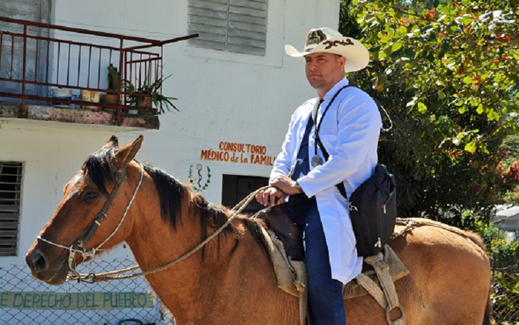 Uno de los médicos de la familia emprende la travesía a caballo para llegar al hogar de una gestante. Uno de los médicos de la familia emprende la travesía a caballo para llegar al hogar de una gestante.