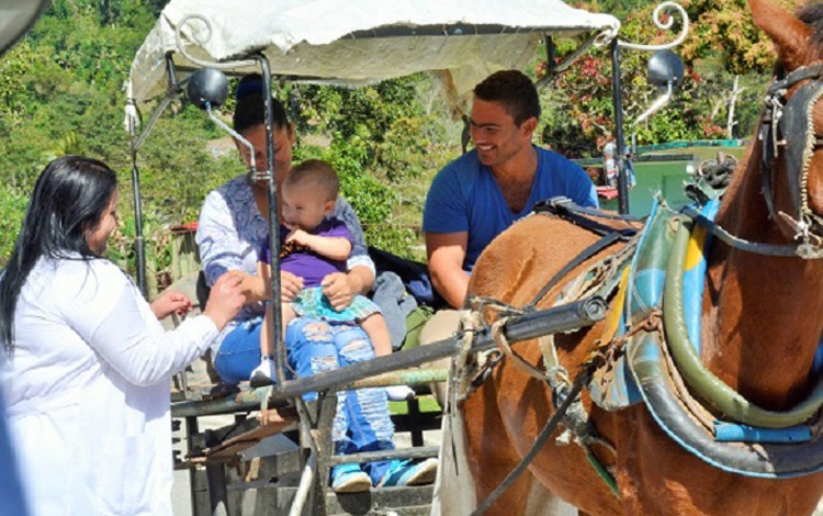 Por la propia topografía rural hay que recorrer la geografía ya sea a caballo, en yunta de bueyes, en una volanta o en un tractor para llegar a las comunidades de difícil acceso. Por la propia topografía rural hay que recorrer la geografía ya sea a caballo, en yunta de bueyes, en una volanta o en un tractor para llegar a las comunidades de difícil acceso.