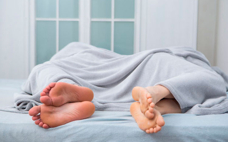 Pareja distanciada en la cama. Pareja distanciada en la cama.