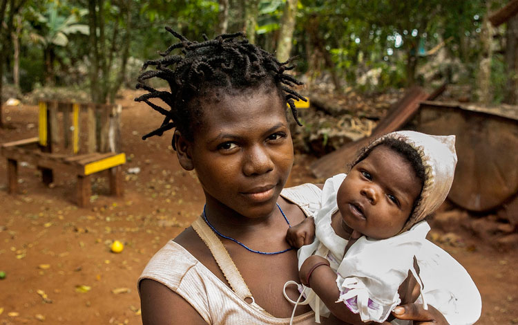 Madre haitiana con su bebé