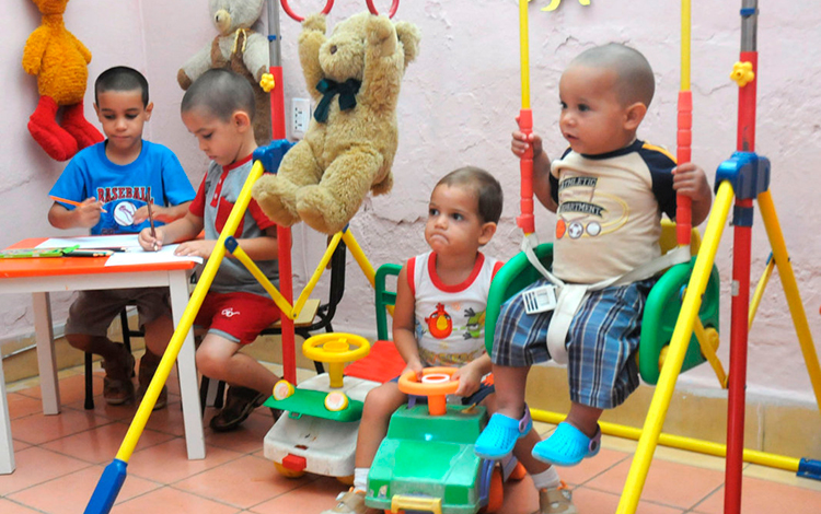 Pequeños juegan en casa de niños sin amparo familiar.