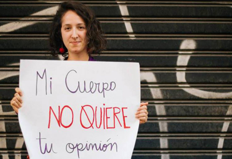 Mujer contra el acoso sexual. Mujer con cartel contra el acoso sexual.