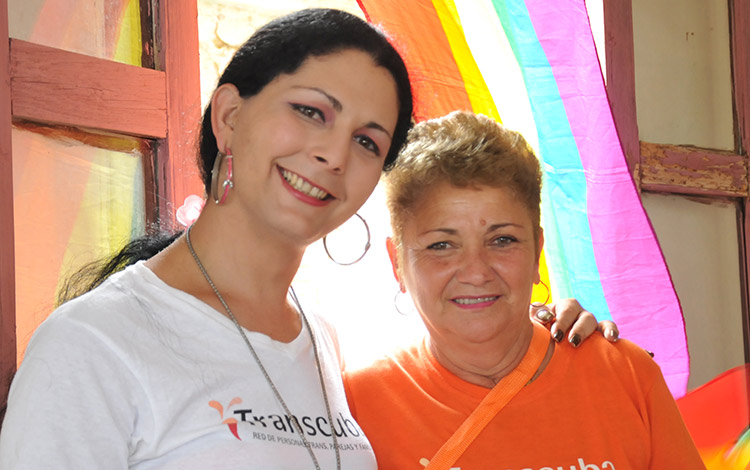 Rosa Ramírez, miembro de la Red Latinoamericana de Madres contra la Homofobia, y su hijo. Rosa Ramírez, miembro de la Red Latinoamericana de Madres contra la Homofobia, y su hijo.