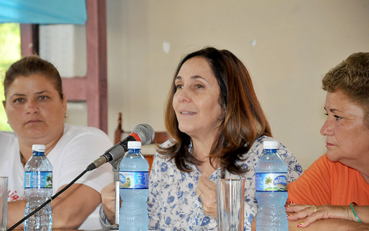 Dra. Mariela Castro Espín, en encuentro con madres de Placetas, Villa Clara. Dra. Mariela Castro Espín, en encuentro con madres de Placetas, Villa Clara.