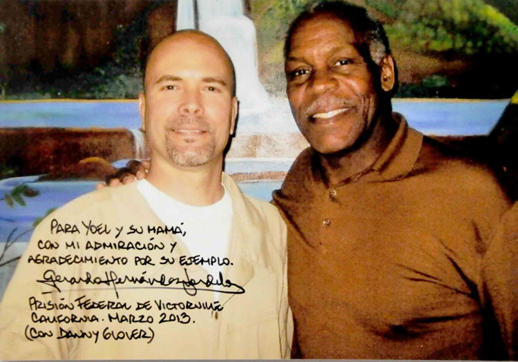 Foto de Gerardoo Hernández y Danny Glover, dedicada a Yoel Ramos Mesa. Foto de Gerardoo Hernández y Danny Glover, dedicada a Yoel Ramos Mesa.