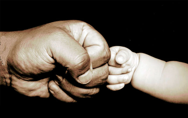 (Foto: Tomada de Internet) Manos de padre e hijo pequeño.