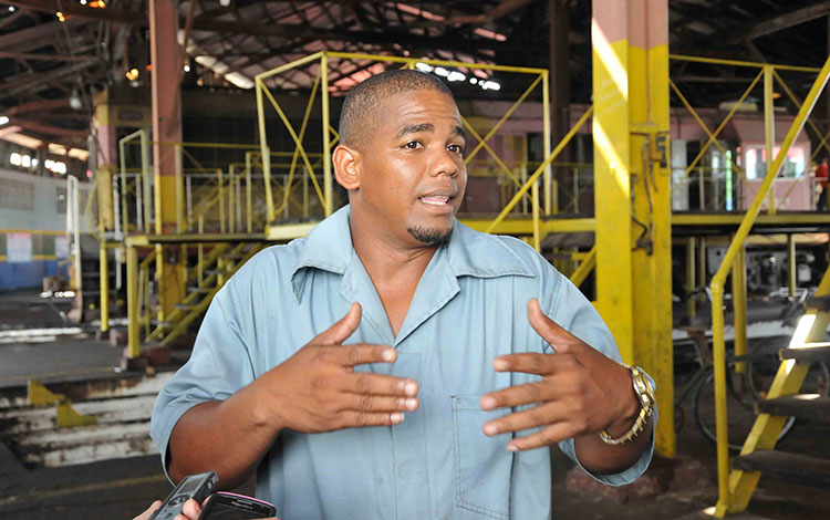 Guillermo Abad Cabrera, trabajador del taller de locomotoras, Villa Clara.