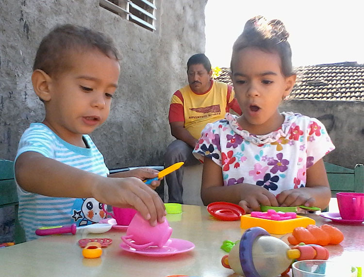 Niños jugando. Niños jugando.