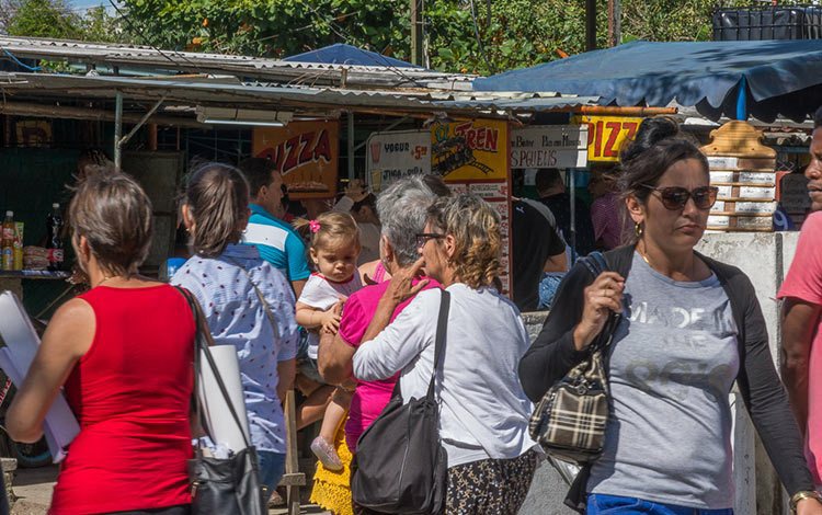 Venta de alimentos en candonga de zona hospitalaria de Santa Clara. Venta de alimentos en candonga de zona hospitalaria de Santa Clara.